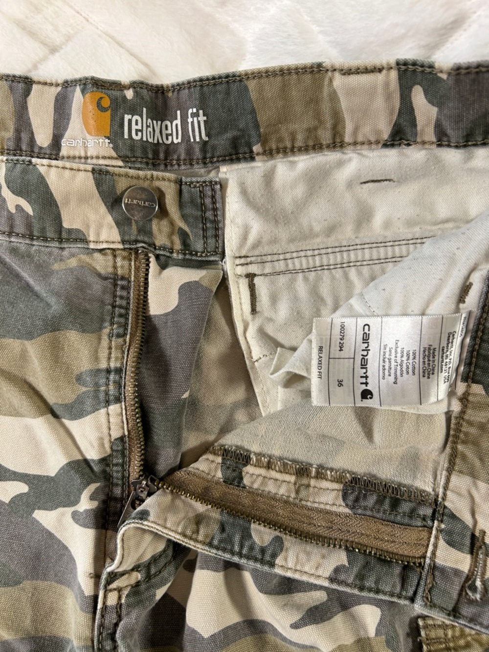 Mens Carhartt Camouflage Cargo Shorts in Green, Tan, Black size 36 - Picture 2 of 3